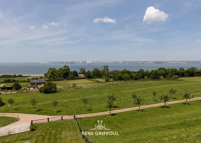 Дом отдыха La Tour De L'estuaire Sea View & Shared Garden 6 Guests *